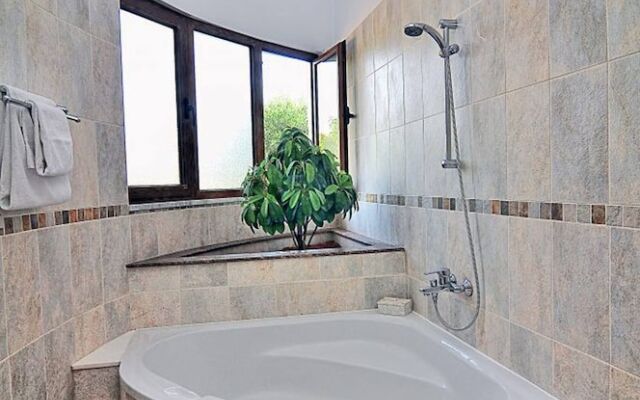 Impressive Large Villa Huge Heated Pool Garden
