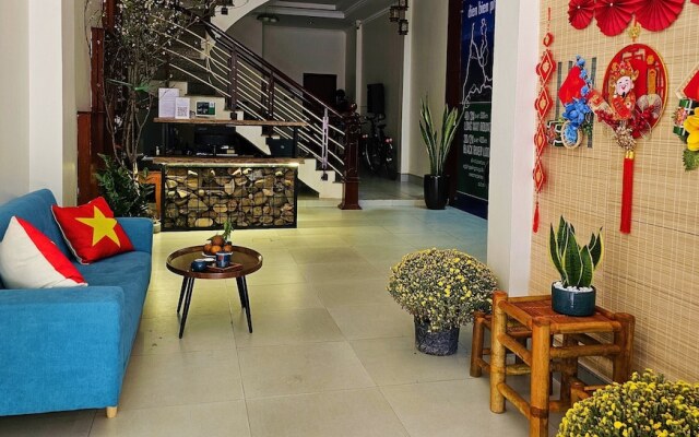 Frontier Hostel & Tours