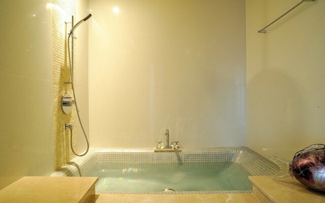 Beachfront Phuket Seaview Suites