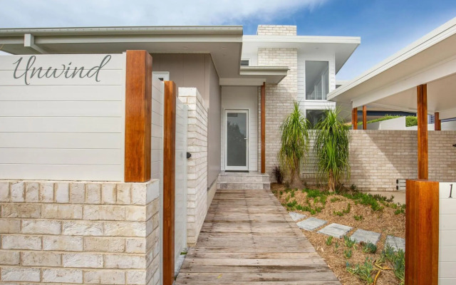 Unwind - Pet Friendly - 1 Min Walk to Beach