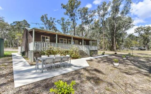Kangaroo Cottage - cute Accom in bushland setting