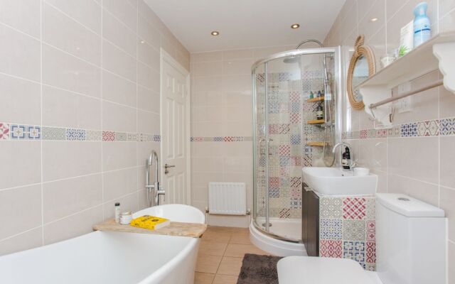 Modern 1 Bedroom Apartment With Balconies And Marina Views