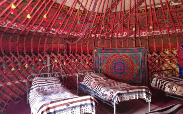 Юртовый лагерь Azamat на озере Сонкёль