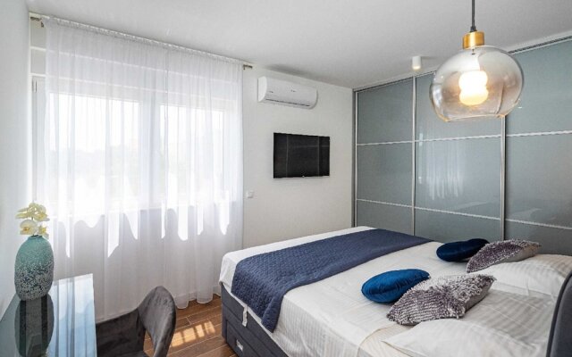 Villa in Zaton With Swimming Pool