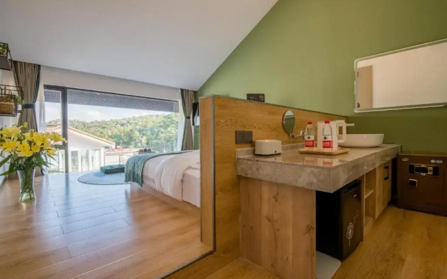 No Flowers Boutique Hostel