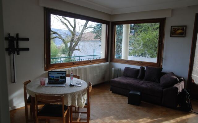 Comfy home for group and family. Wonderful view!