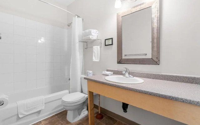 Squamish Adventure Inn & Hostel