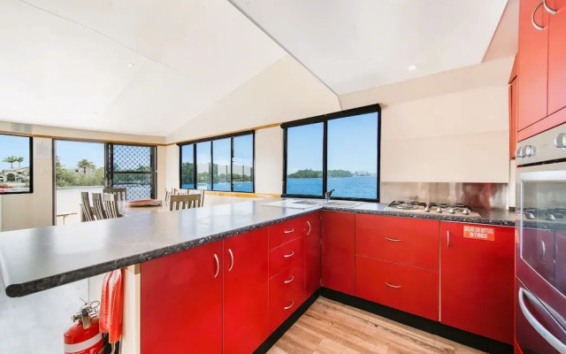 Coomera Houseboat Holidays