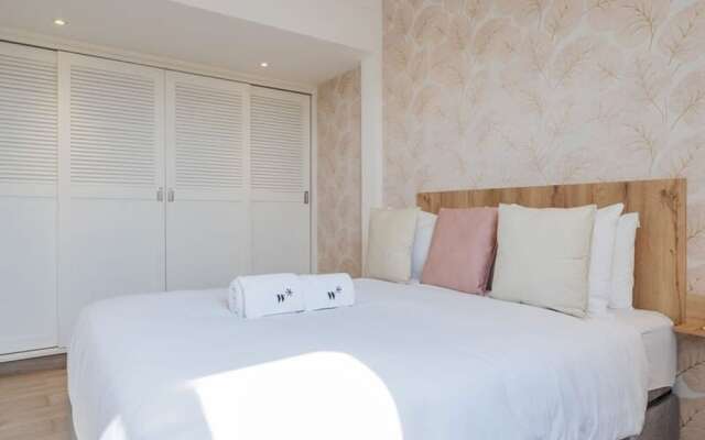 w Lovely 3BR With Modern Balcony in Panama