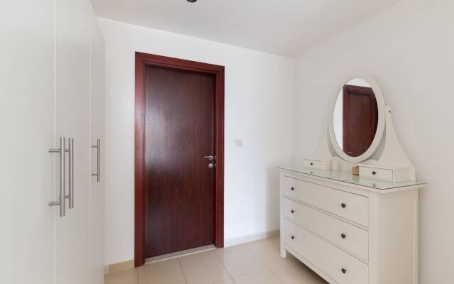 Spacious 1BR 5 minutes to beach