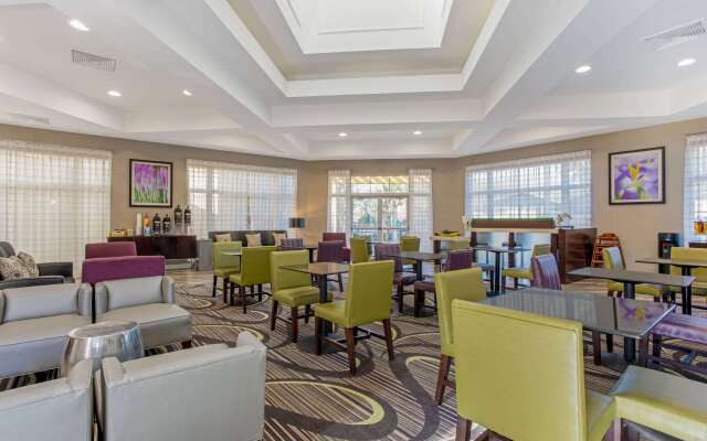 La Quinta Inn & Suites by Wyndham Orlando Airport North