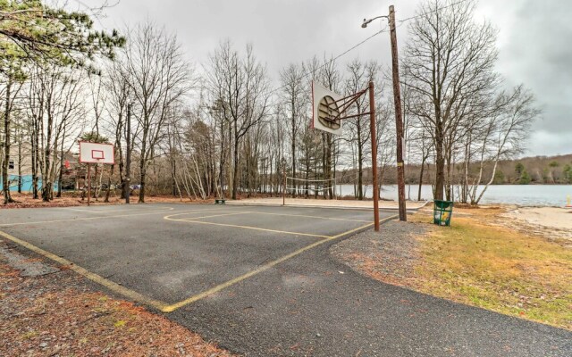 Blakeslee Home w/ Private Hot Tub, 5 Mi to Skiing!