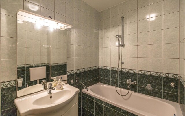 Amazing Apartment in Makarska With 5 Bedrooms and Wifi