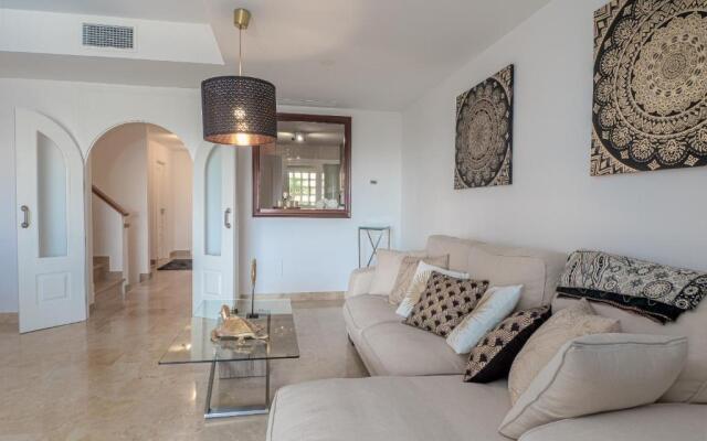 2305 - Luxury villa with sea view and pools