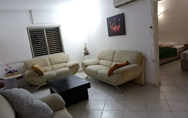 Zimmer Dora Dead Sea