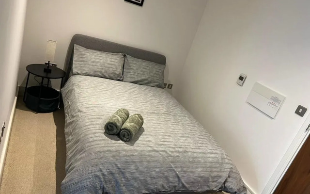 Studio Apartment w/ Balcony In Canary Wharf