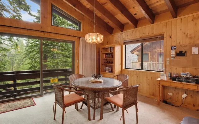 Lake Tahoe Treasure! Minutes From Beach & Skiing