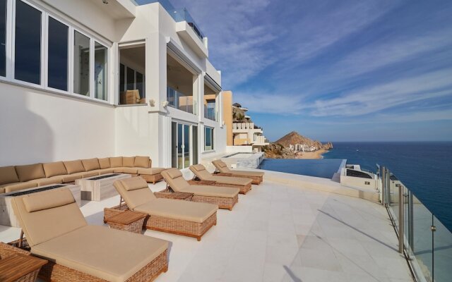 Luxurious Oceanfront Living, Minutes From Downtown: Villa Land's End