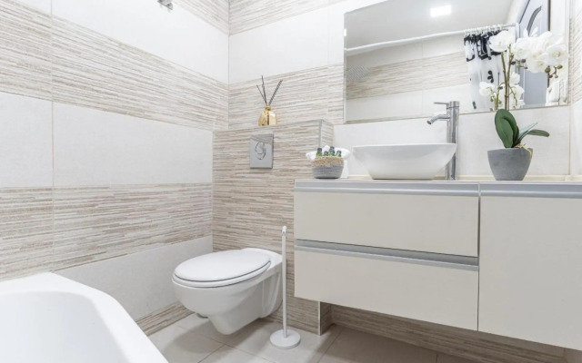 Renovated 2 BR with 2 BTH front Mamilla Mall