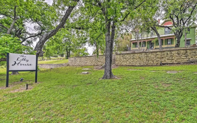 The Lilly House: Historic Glen Rose Home w/ Porch!