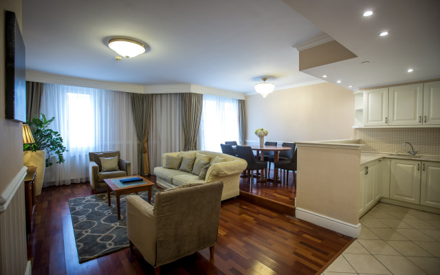 Queen's Court Hotel & Residence