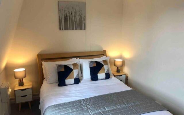 City Centre Location - Over Looking Parkers Piece! Private Entrance