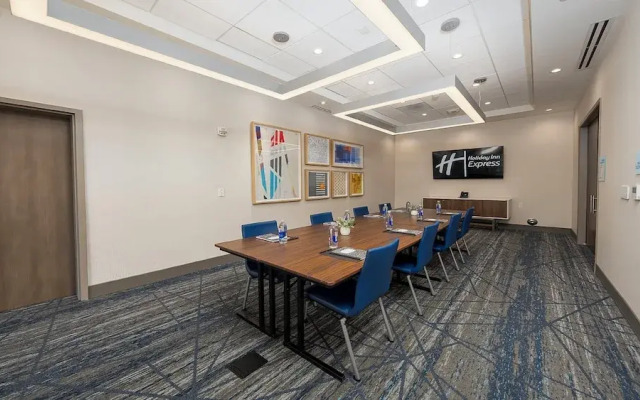 Holiday Inn Express & Suites Ridgecrest - China Lake by IHG