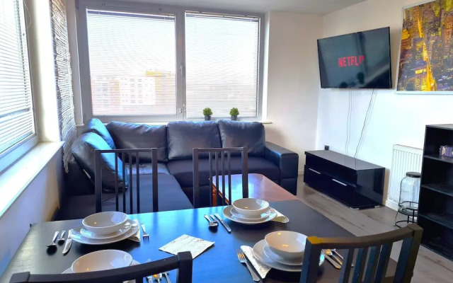 2 bedroom Central Flat with Parking