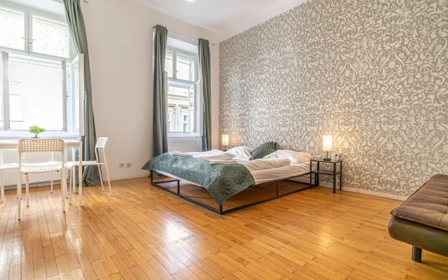 Friendly 2BR Apt- Near Rennweg