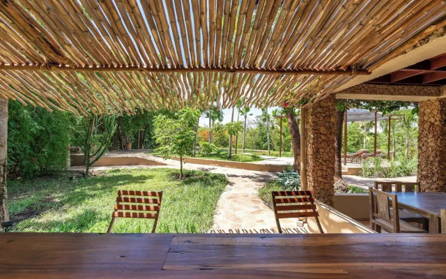 Tombo House