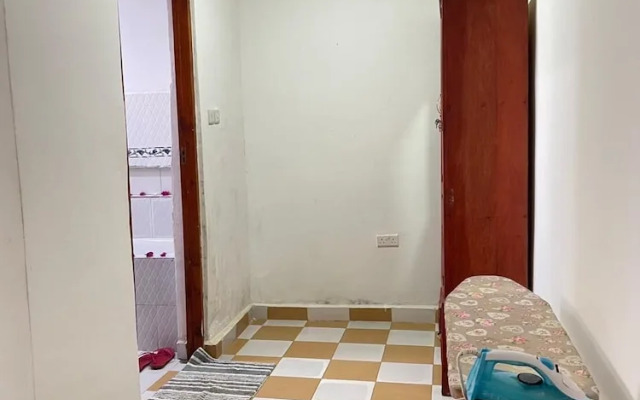 zanzllywood hotel and apartments