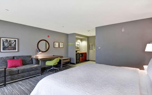 Hampton Inn & Suites Newark-Harrison-Riverwalk