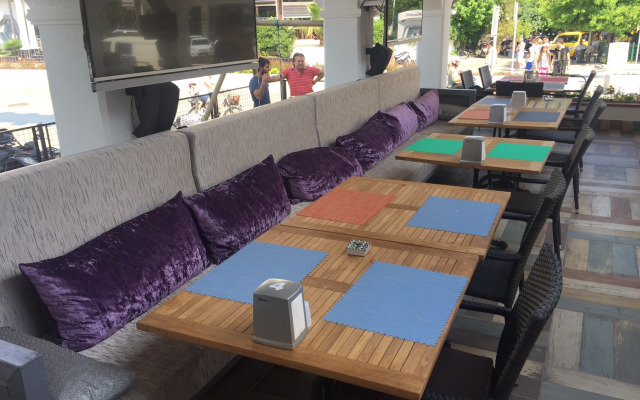 Aryes Deluxe Hotel