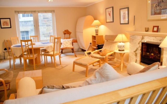 2 Bedroom Flat Accommodates 6 in Heart of Edinburgh