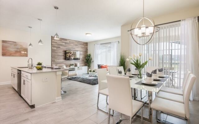 New 4 bedroom villa. Great location