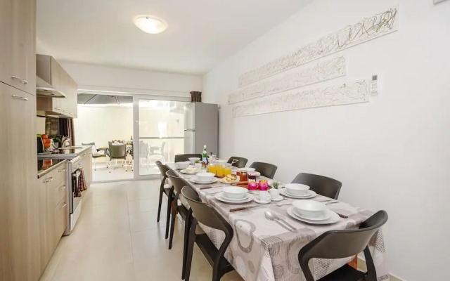 Summer Breeze Maisonette with Terrace by Getaways Malta