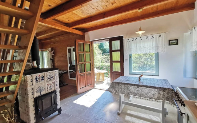 Sunny Wooden House on Creek, 30 Minutes Prague