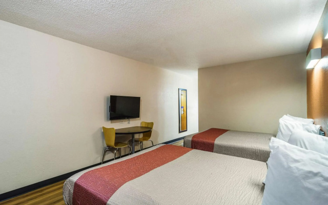 Motel 6 Libertyville, IL