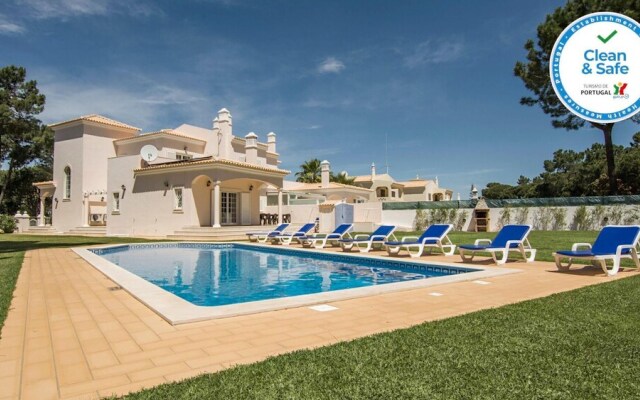 8-bed Villa in Vilamoura-sleeps-playground-pool