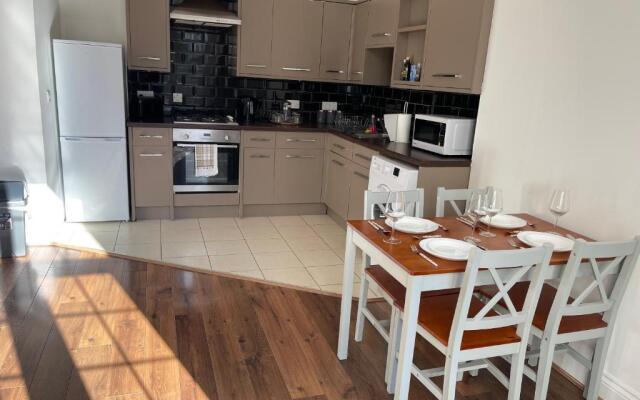 Spacious 2-bed Apartment With Free Parking