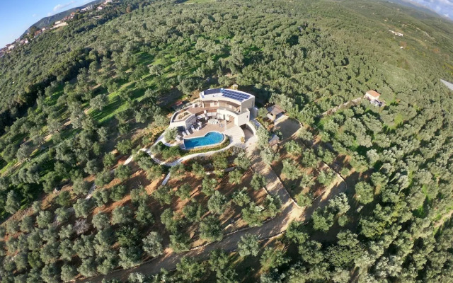 Captivating 5br Pool Villa Close Navarino Golf
