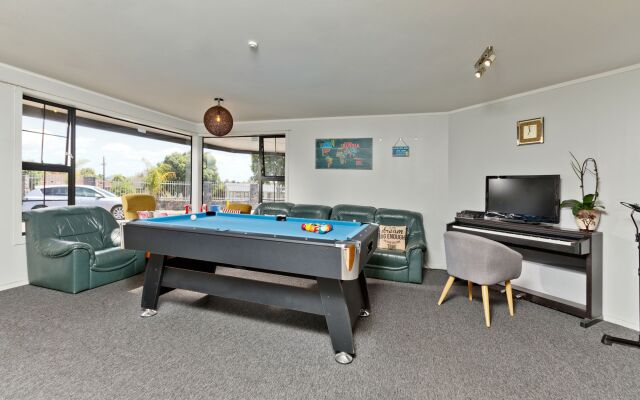 Oakwood Manor Motor Lodge