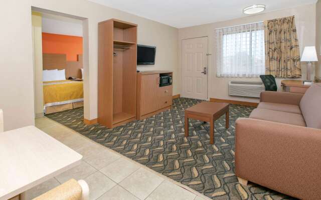 Days Inn & Suites by Wyndham Arlington Near Six Flags