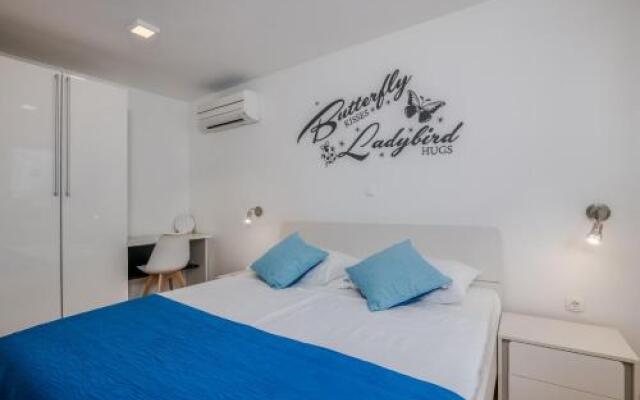 Elle Luxury Apartments Vanta?I?I