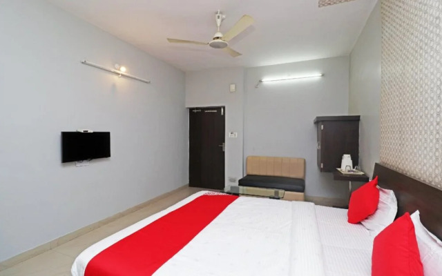 Parakh Palace By OYO Rooms