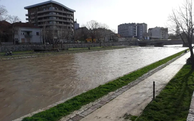 Designer Apartment in heart of city - River view!
