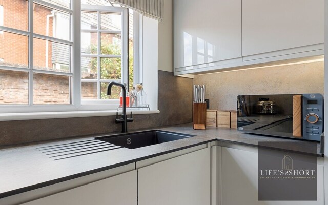 11 Friernhay Court