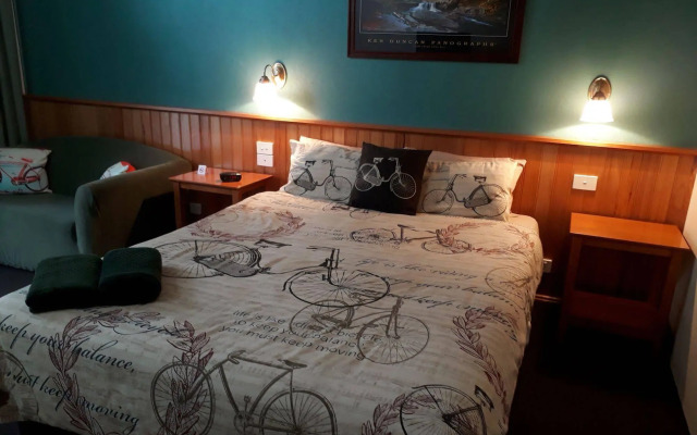 Moe Motor Inn