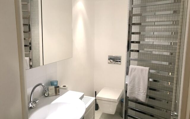 Apartment with One Bedroom in Paris, with Wifi