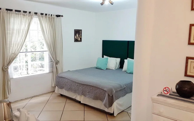 Six Valk Avenue Guest House